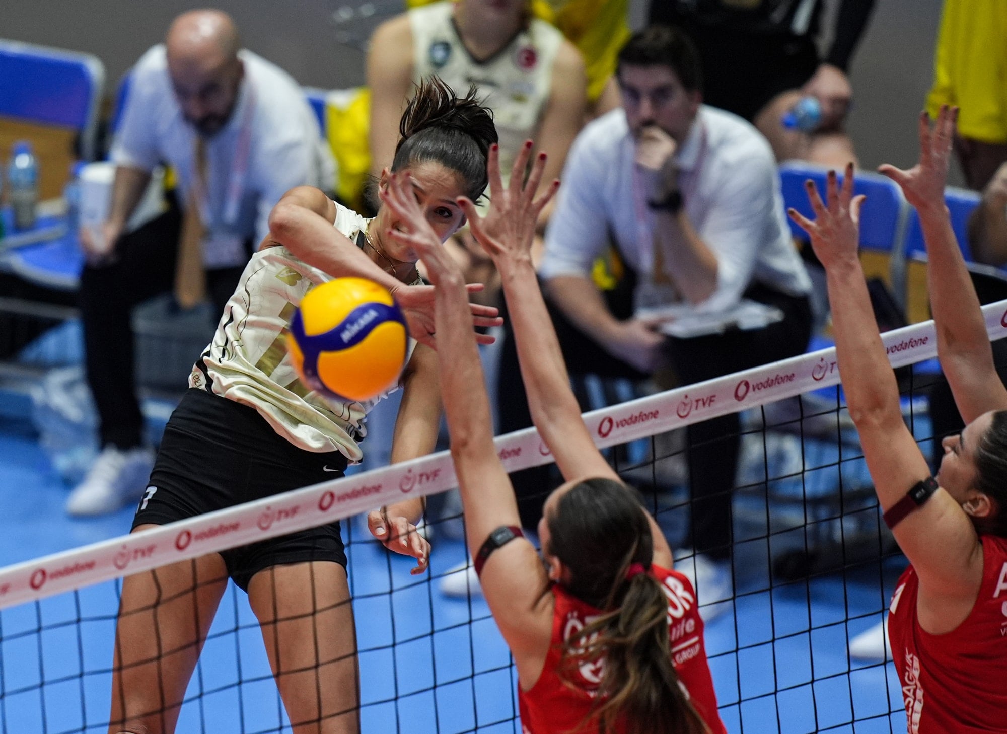 VakıfBank deplasmanda set vermedi