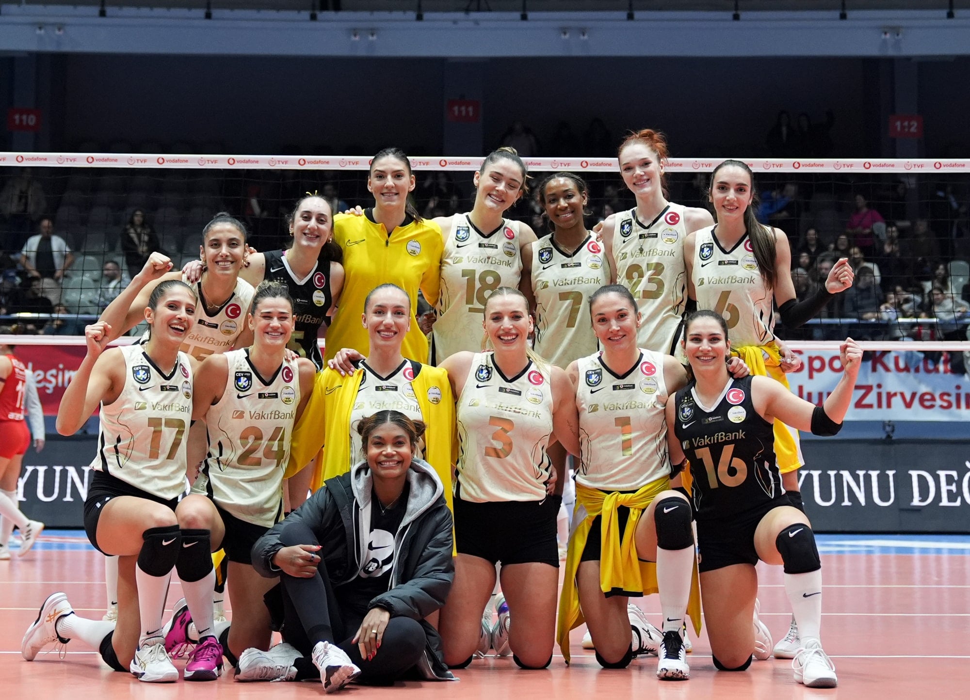 VakıfBank ilk yarıyı zirvede tamamladı
