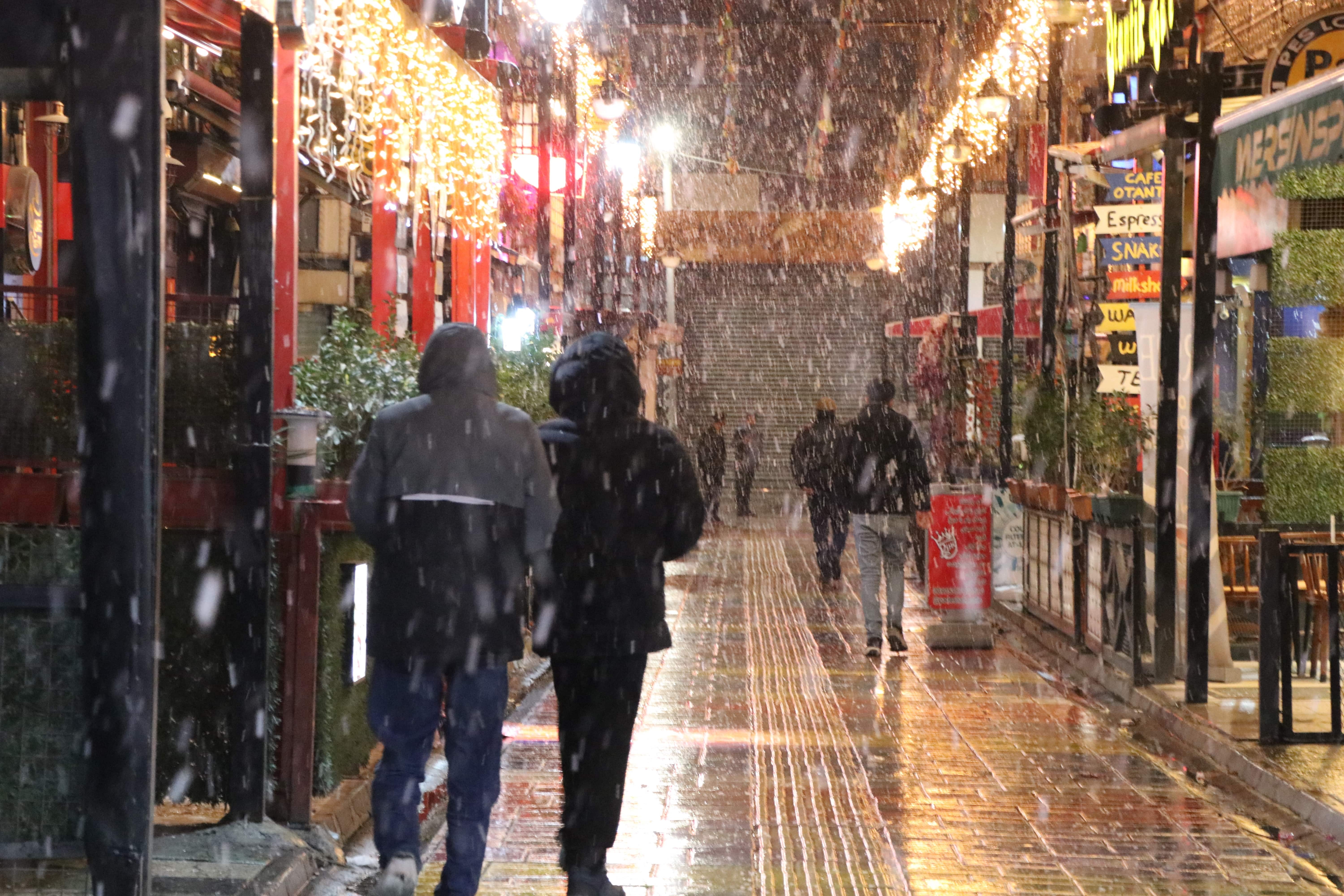 Van'da kar etkili oldu, kent merkezi beyaza büründü