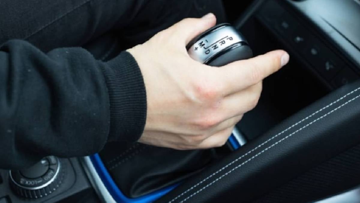 Arabanın vites kolu meğer bu yüzden sıkışıyor