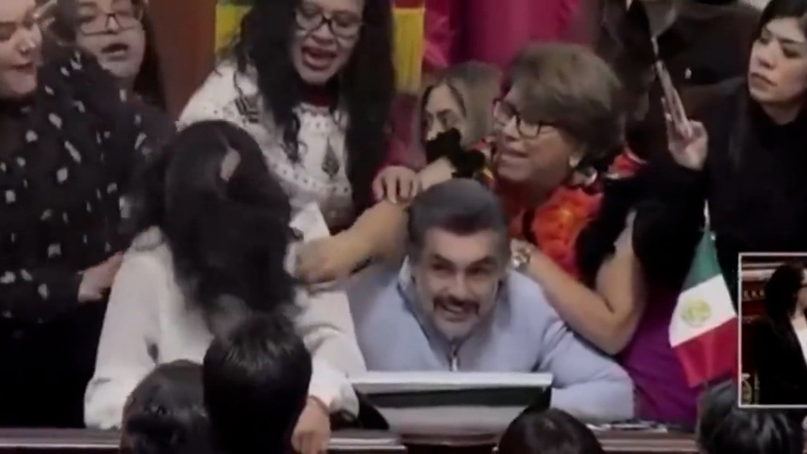 Parlamento kürsüsünde siyasetçiler saç baş birbirlerine girdi