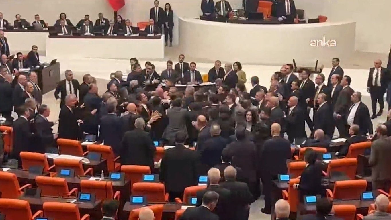Meclis'te CHP ve AKP'li vekiller arasında kavga