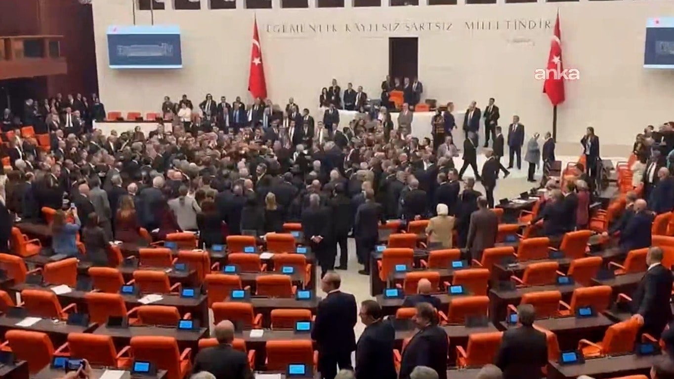 Meclis'te CHP ve AKP'li vekiller arasında kavga
