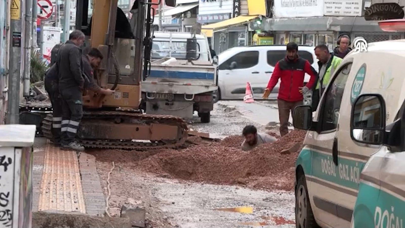 İzmir'de doğal gaz paniği: 2 otel tahliye edildi ekipler bölgeye sevk edildi