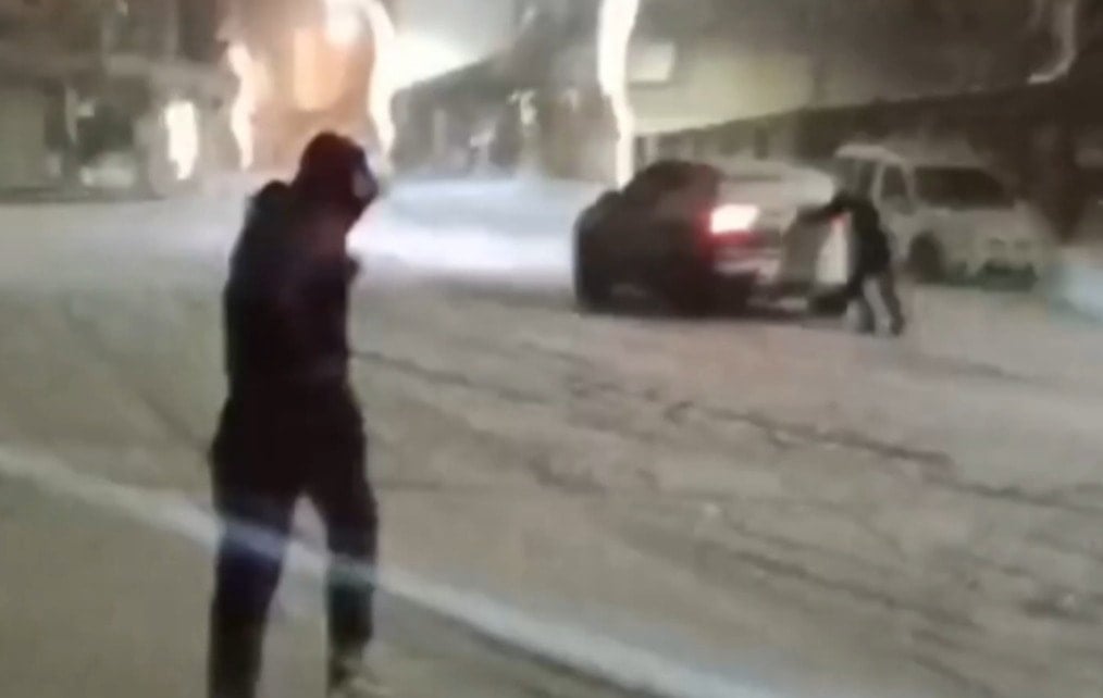 'Örümcek Adam', karda mahsur kalanlara yardım etti