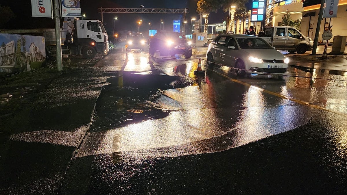 Bodrum’da su isale hattı patladı cadde yarıldı