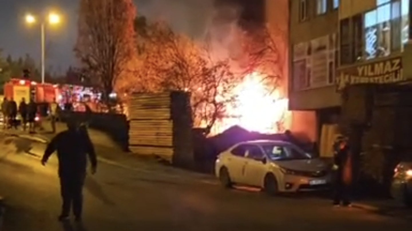 İş yerindeki yangın sonrası 4 alev küle döndü