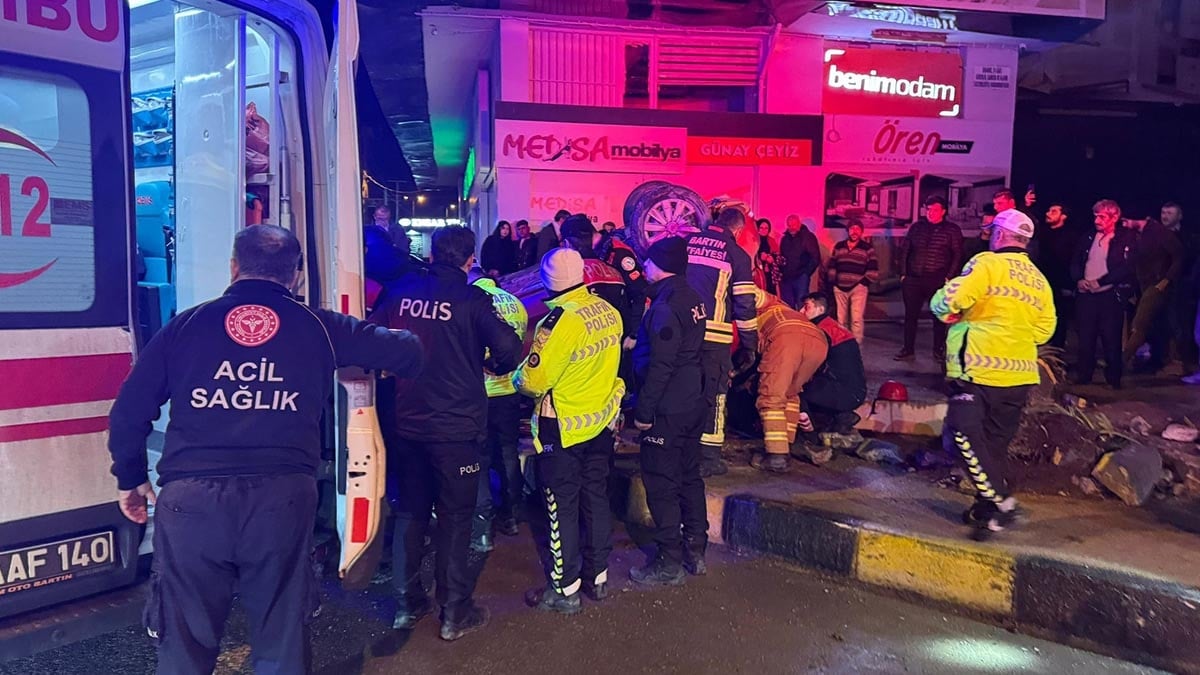 Bartın’da polisten kaçan otomobil takla attı: 1’i ağır 3 yaralı