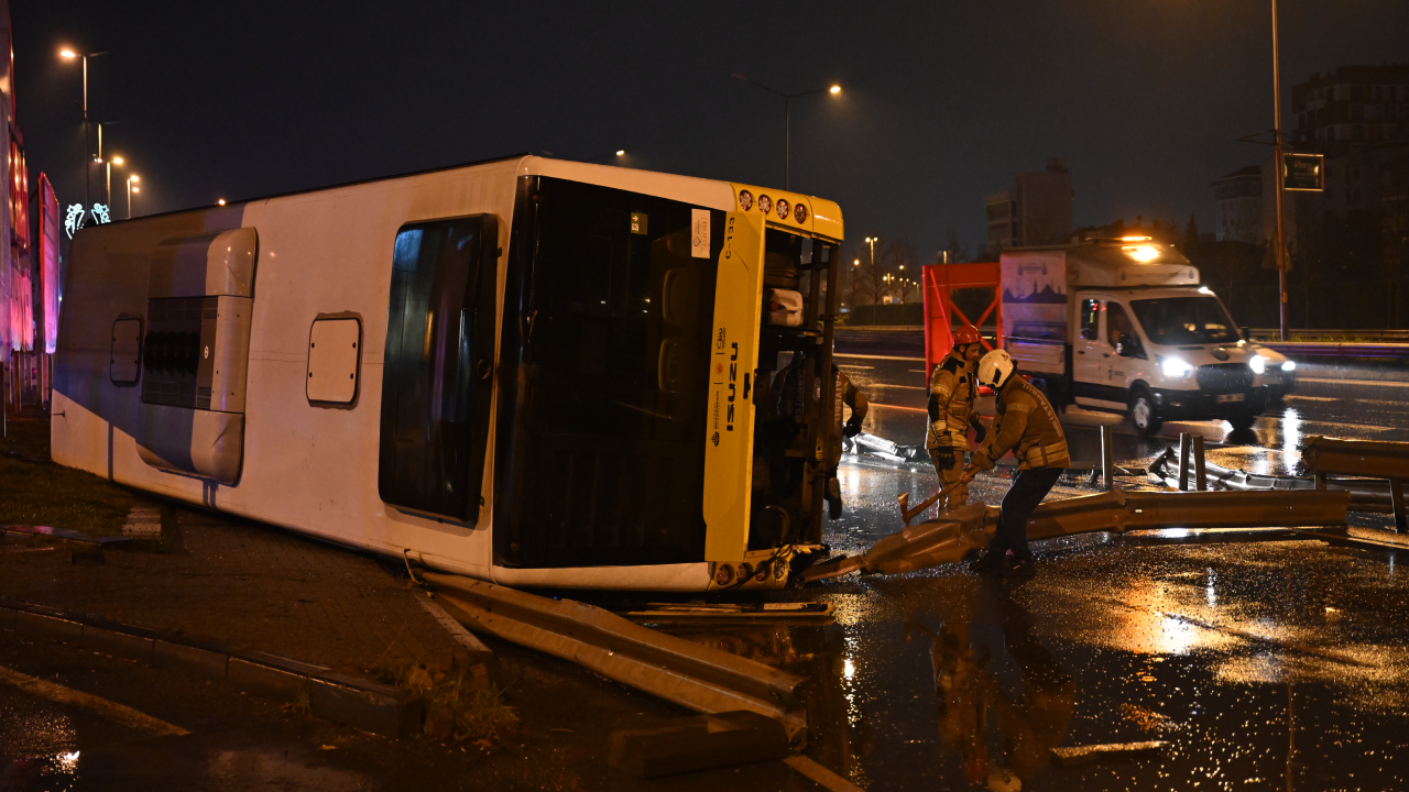 Gece felaketi: Çekmeköy'de İETT otobüsü devrildi