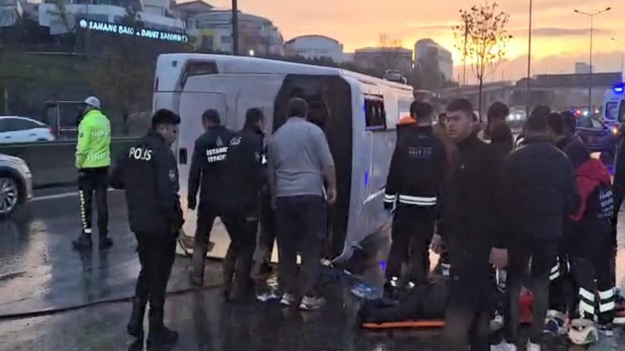 Maltepe D-100'de servis minibüsü devrildi: 2'si ağır 5 yaralı