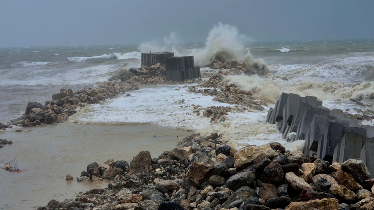 Zonguldak’ta dalga boyu 4 metreye ulaştı