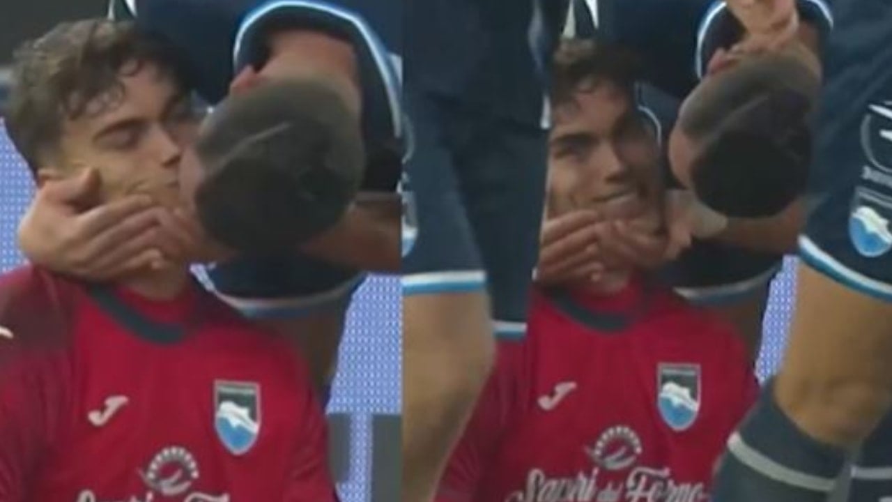 Kalecinin hareketinden sonra yıldız futbolcu dudağından öptü! Tüm stad şoke oldu