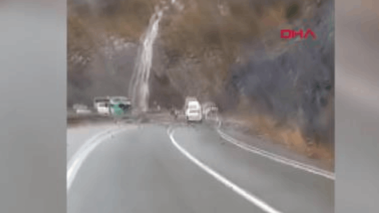 Artvin'de yamaçtan kopan kaya minibüse isabet etti