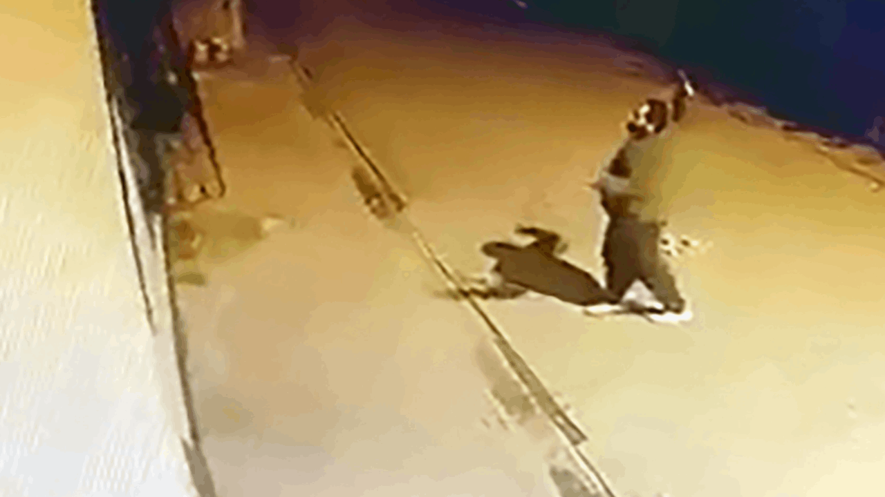 Evin pencerlerine taş atıp, camları kırdı