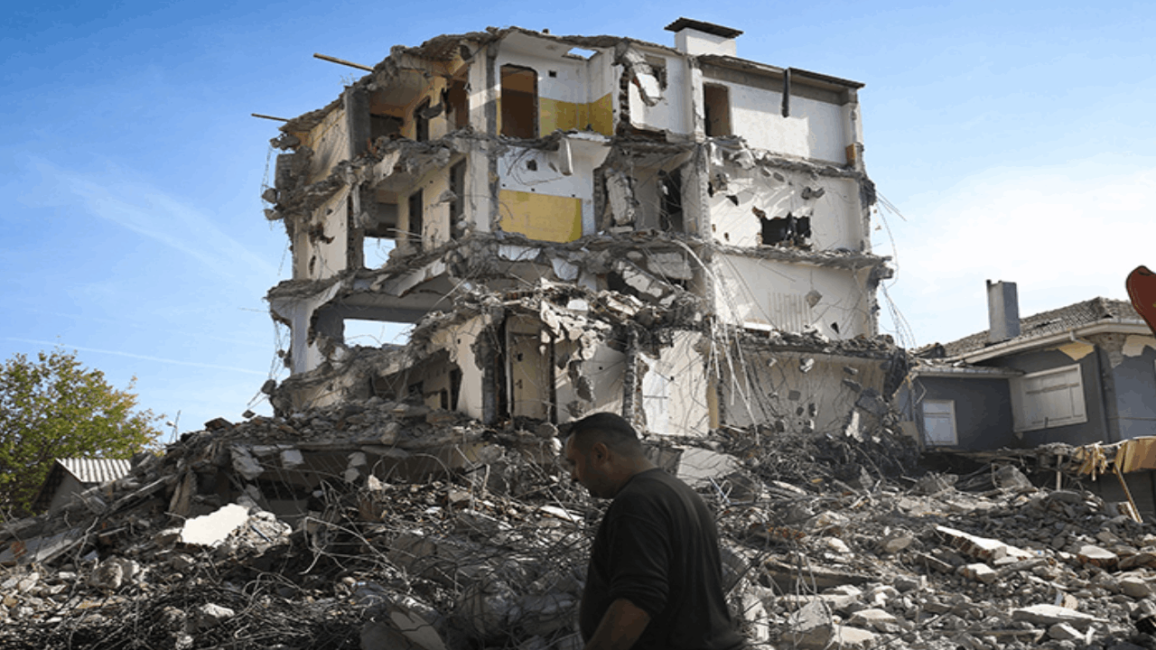 Sındırgı'da ağır hasarlı 18 bina daha yıkıldı