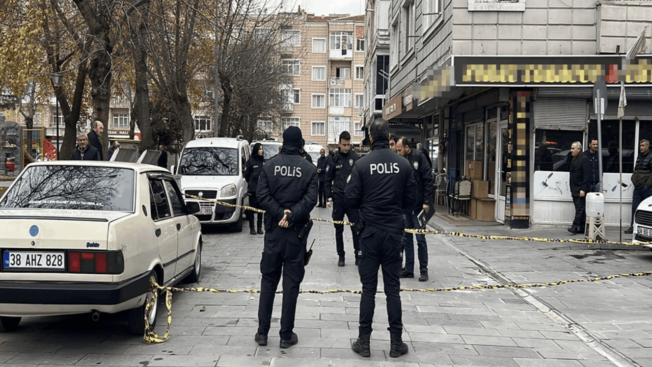 Hırdavatçı dehşeti: Önüne geleni bıçakladı