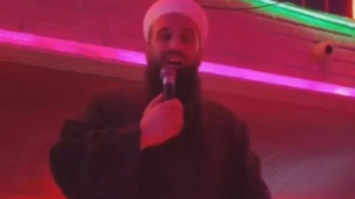 İzmir’de pavyona giden tebliğci sahneye çıkıp tövbeye çağırdı