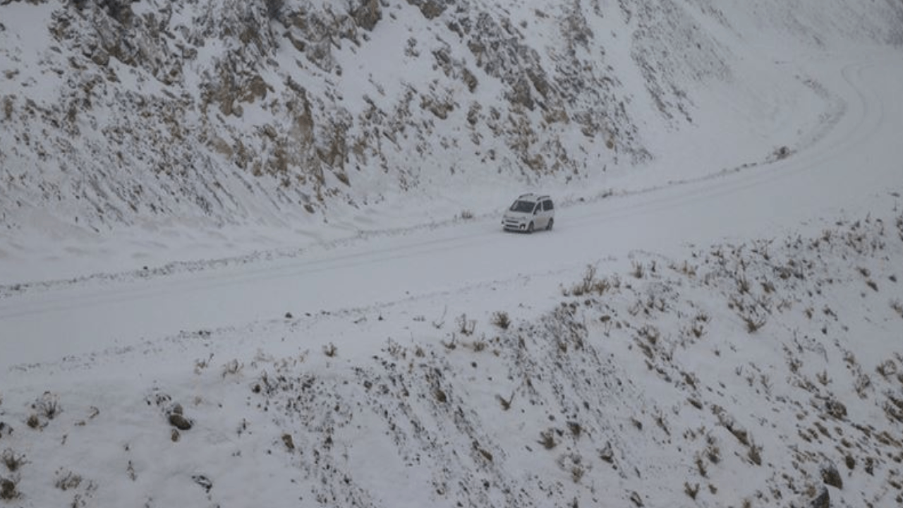 Van'da 90 yerleşim yerini kar kapattı