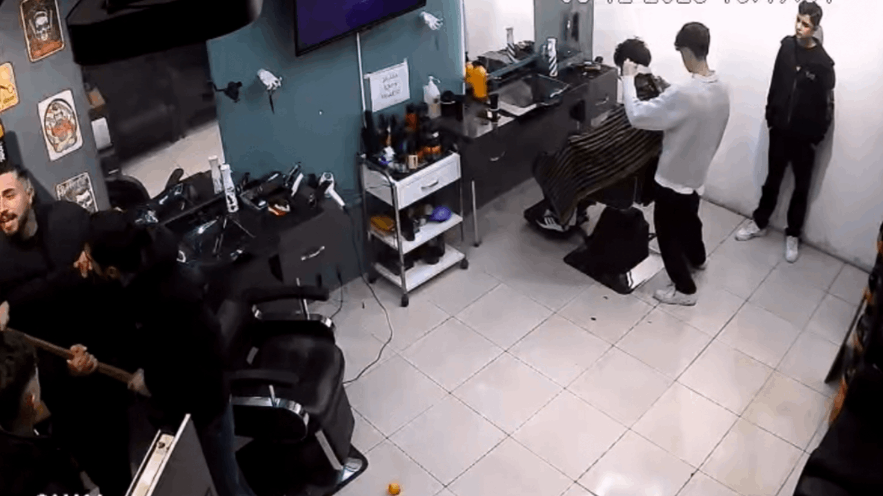 Baltayla kuaförü basıp klimayı patlattI