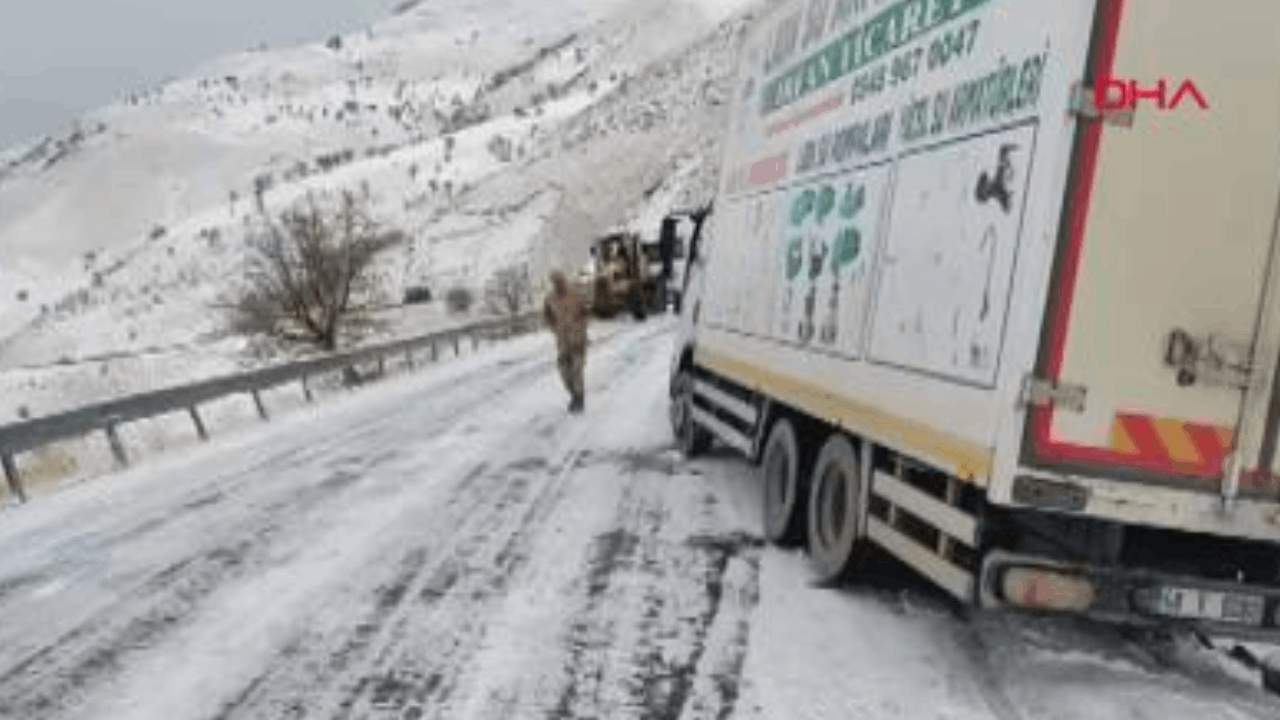 Muş'ta yolda kalan 20 araç kurtarıldı