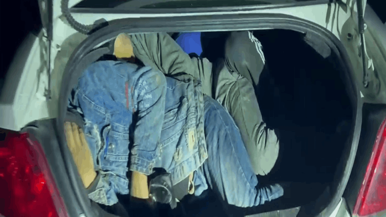 Otomobilin bagajından kaçak göçmenler çıktı