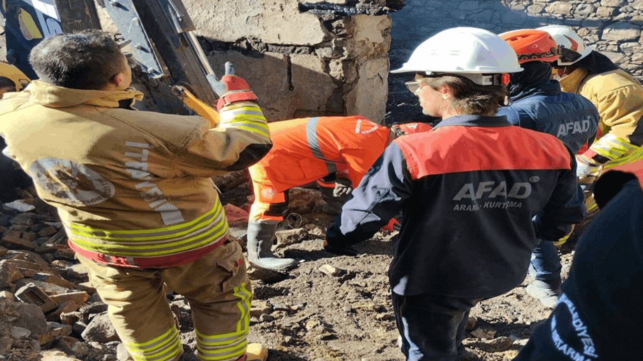 Manisa'da evi yanan kadının enkazda cansız bedenine ulaşıldı