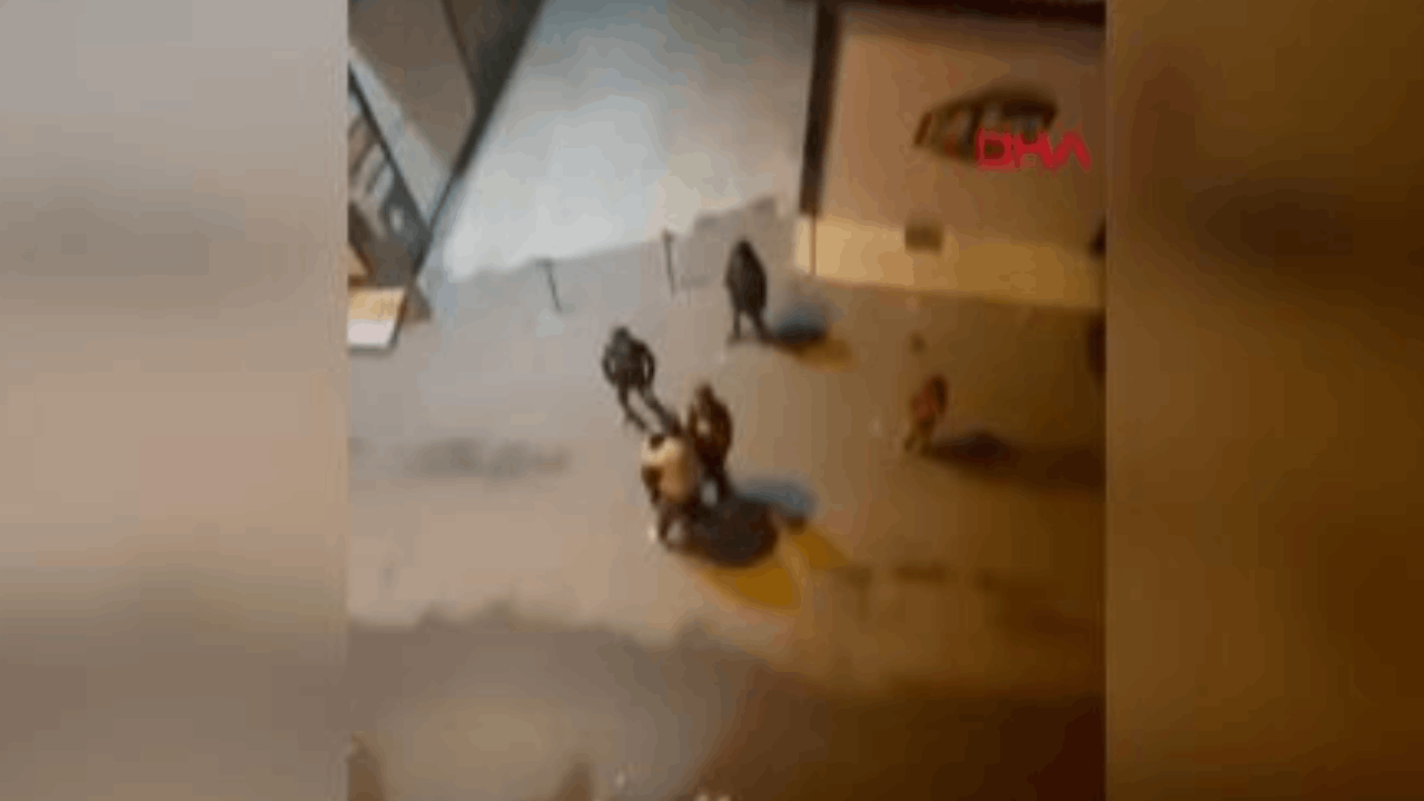 Taksici ile kadınların çanta kavgası sokağa taştı