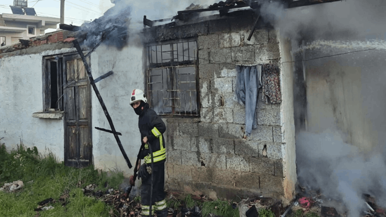 Evinde çıkan yangında yaralandı