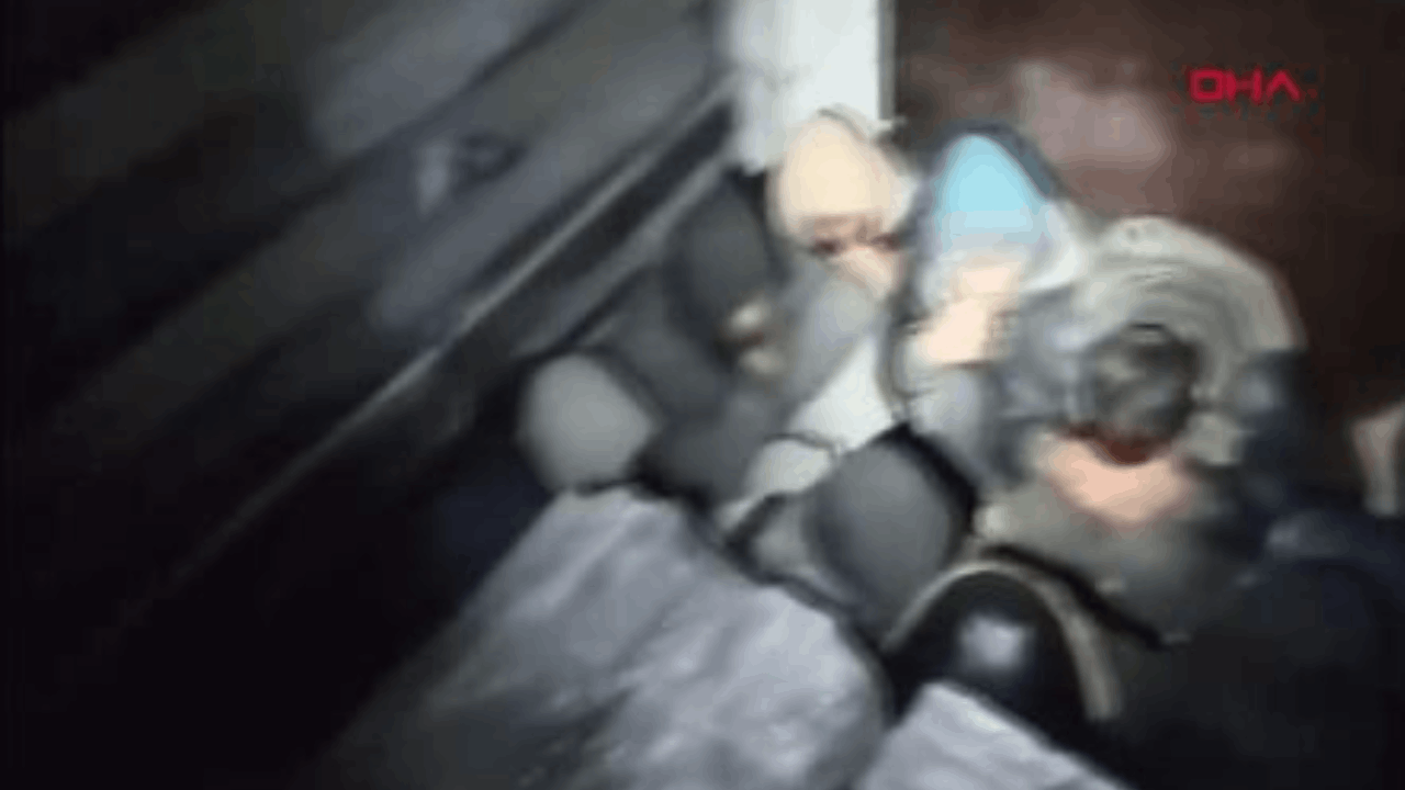 Demir yüklü TIR'ın dorsesinden 37 kaçak çıktı