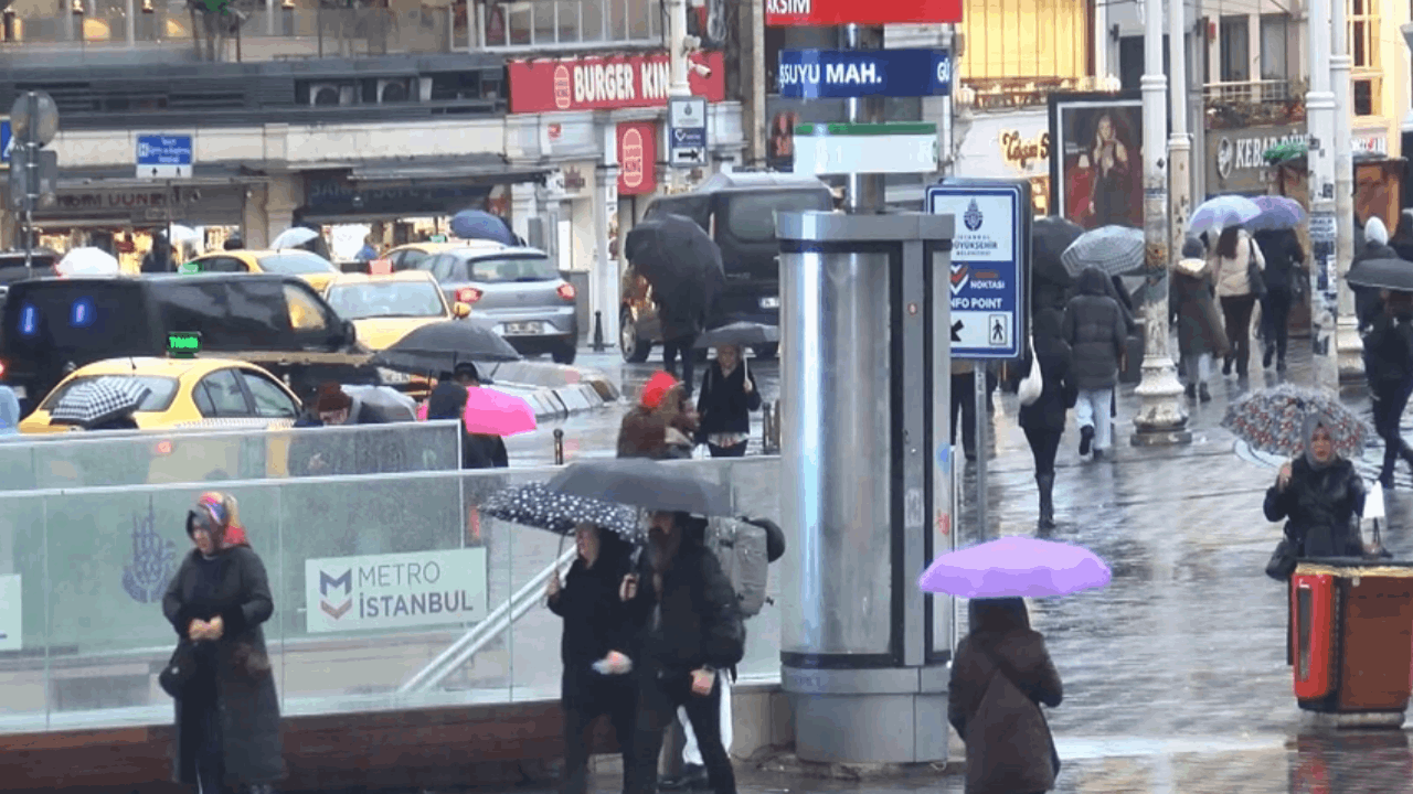 Taksim'de yağmur Üsküdar'da sis etkili oluyor