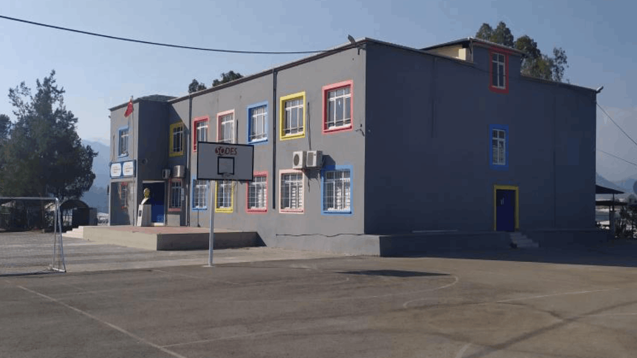 Ortaokul öğrencisi okul müdürünü tüfekle vurdu!