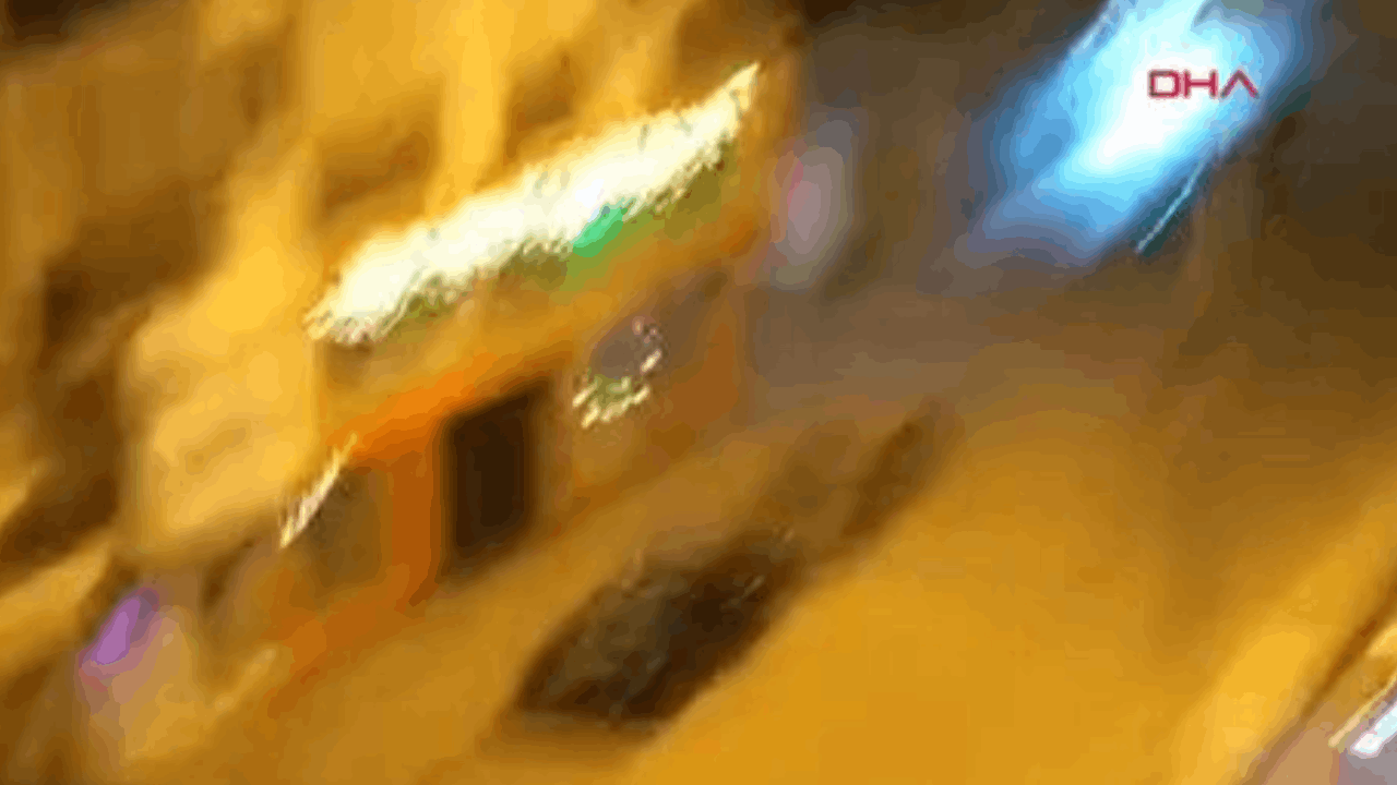 Taşla park halindeki otomobiller ile iş yerlerinin camlarını kırdı