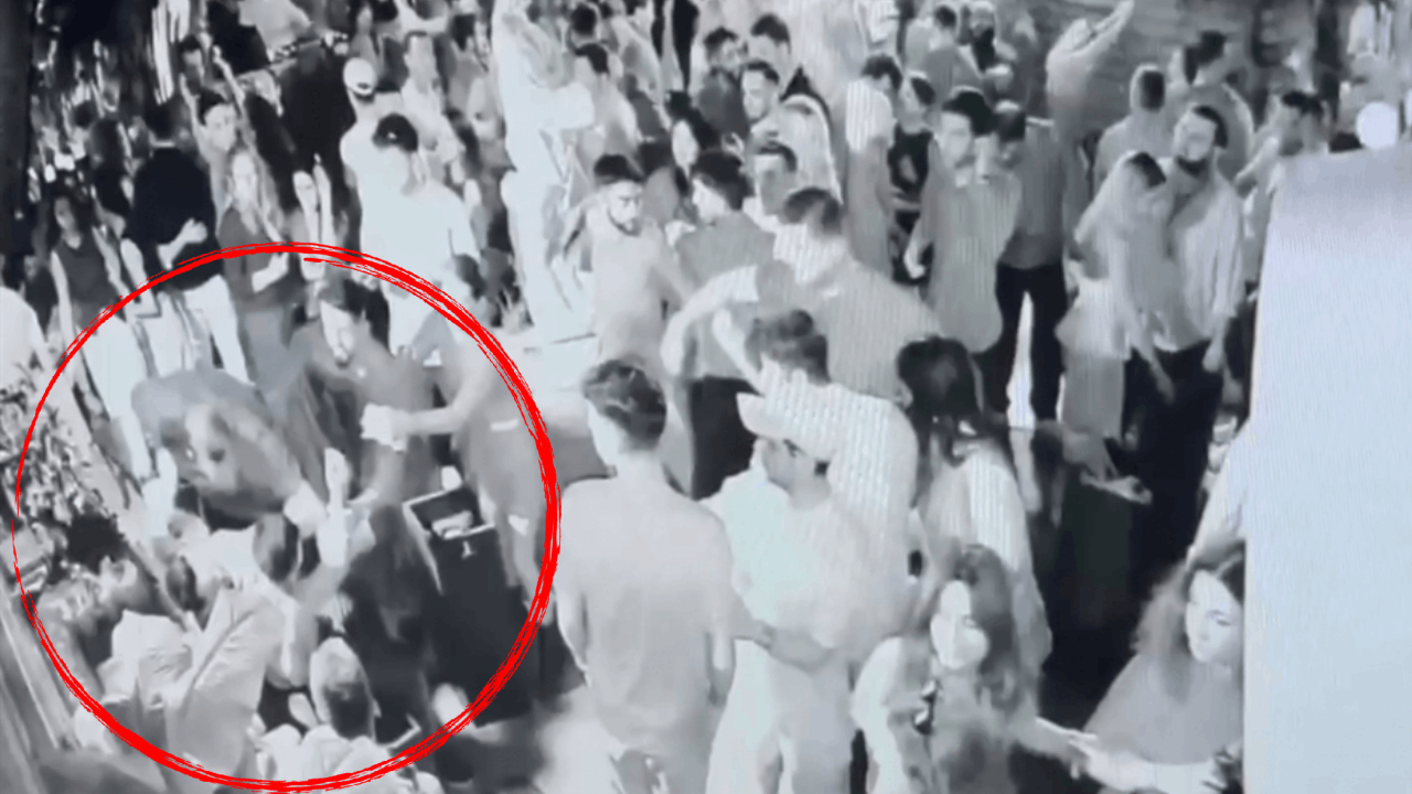 Beyoğlu'nda sarkıntılık kavgası: Cam bardakla boğazını kesti