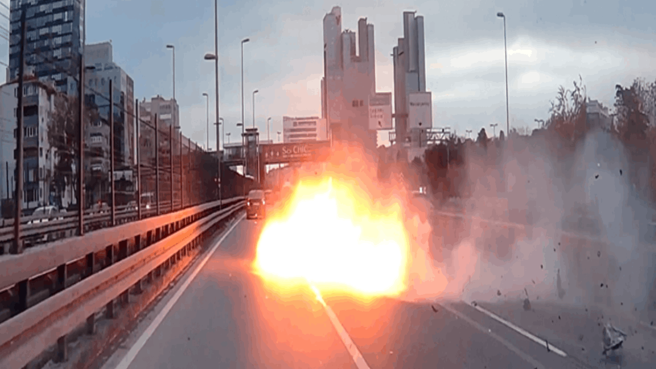 Şişli’de makas atan bariyerlere çarptı: Araba patladı!