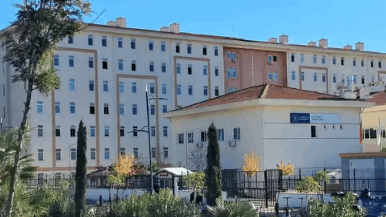 Öğrenci, yurdunun bahçesinde bıçaklandı!