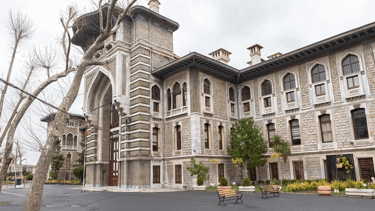 İstanbul Erkek Lisesi'ndeki olayda öğrenciler okuldan atıldı!