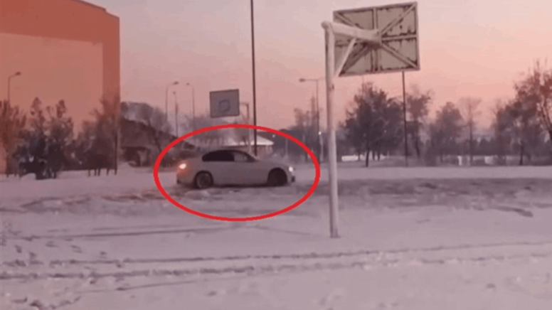 Üniversitenin basketbol sahasında kar üzerinde drift attı