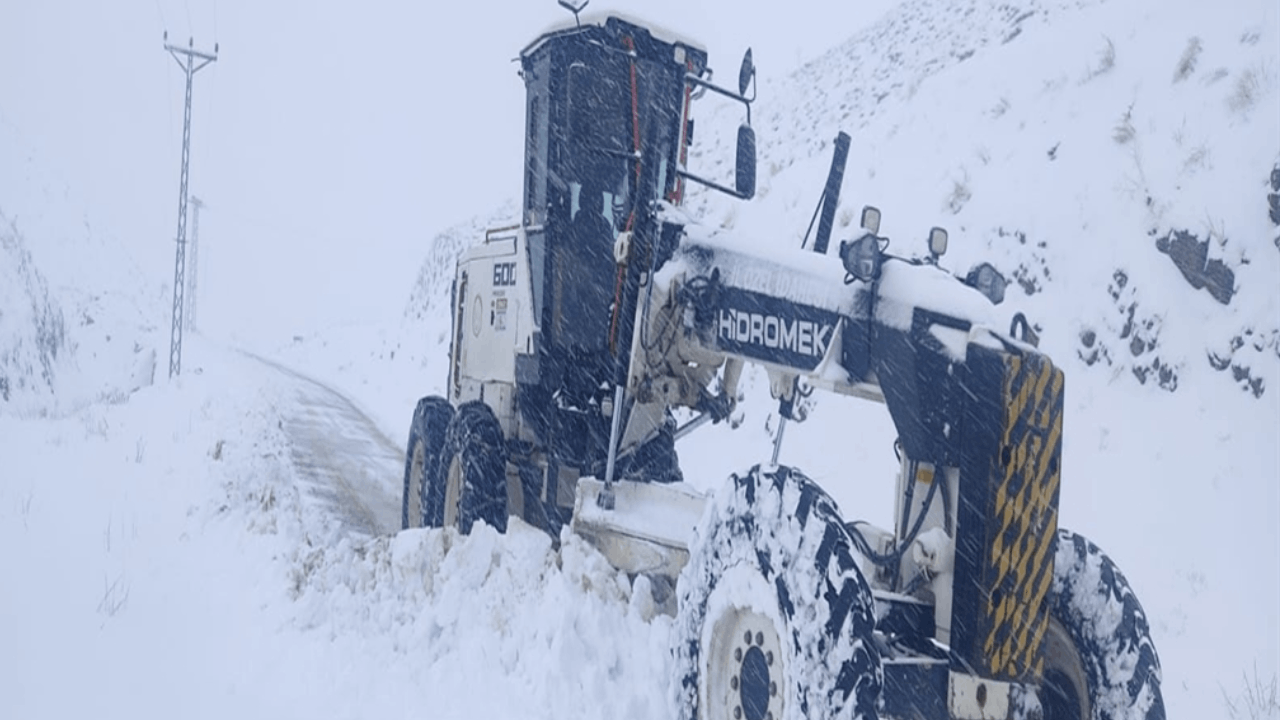 Elazığ'da 311 köy yolu, kardan ulaşıma kapandı