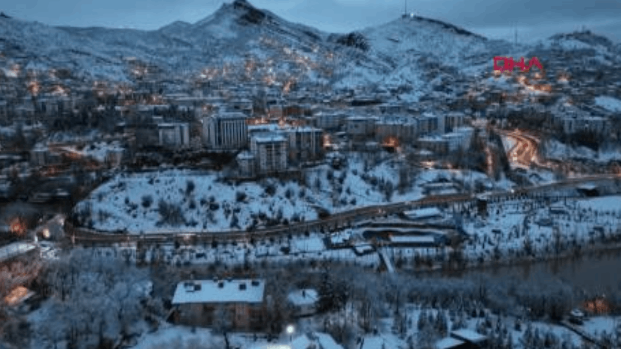 Tunceli’de 301 köy yolu kardan kapandı