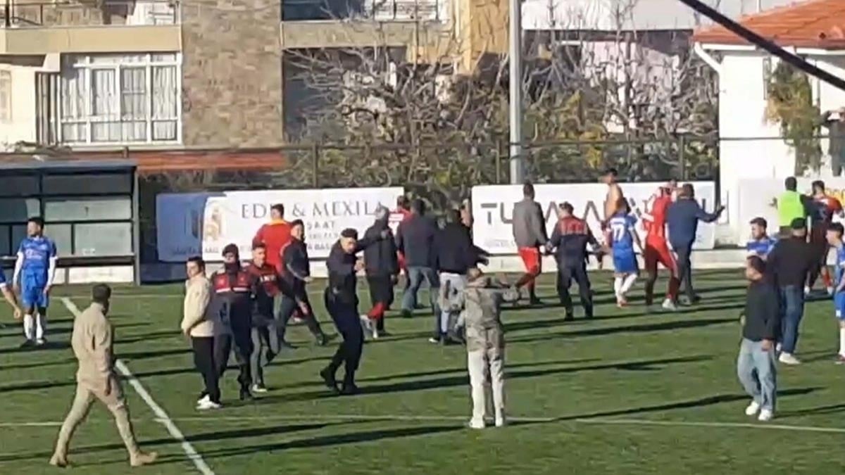Yeşil saha karıştı: Jandarma saha içine girdi