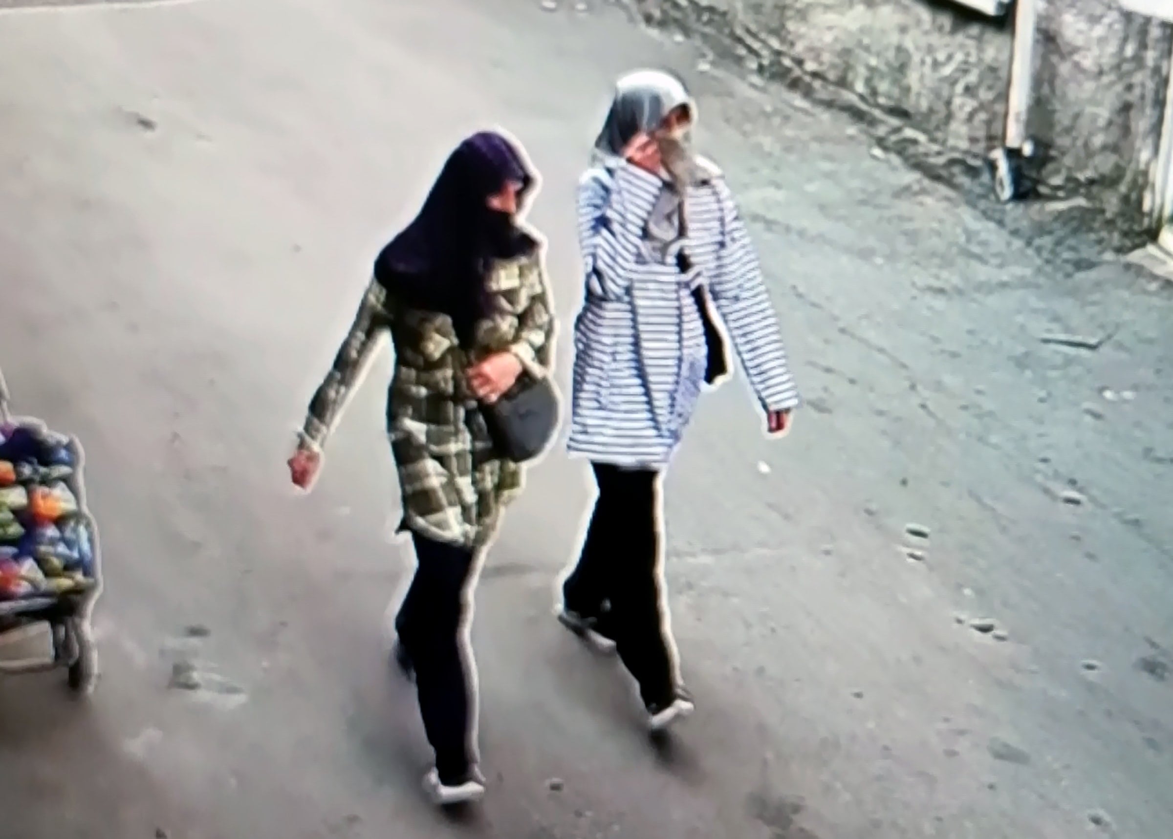 Yüzlerini eşarpla gizleyen anne-kız vurgun yaptı