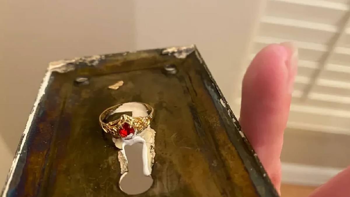 Yüzyıllık evin kapısında büyük keşif: Gizlenmiş tarihi yüzük bulundu