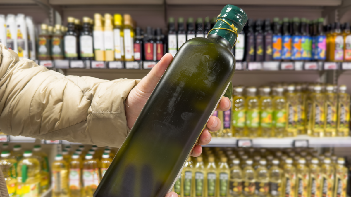 Bir kadın "dahiyane" yöntemle zeytinyağını nasıl yarı fiyatına aldığını açıkladı