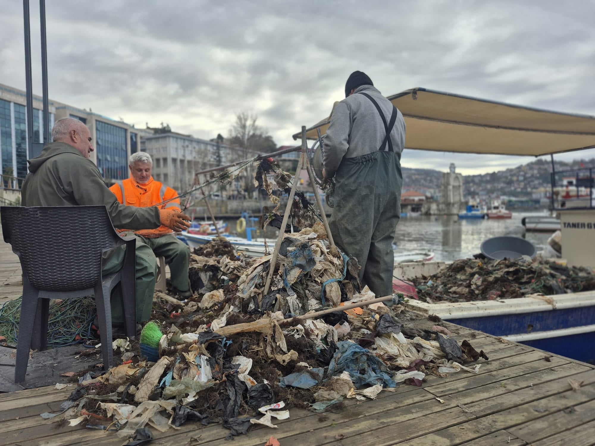 Balıkçıların ağına balık yerine yaklaşık 1 ton çöp takıldı
