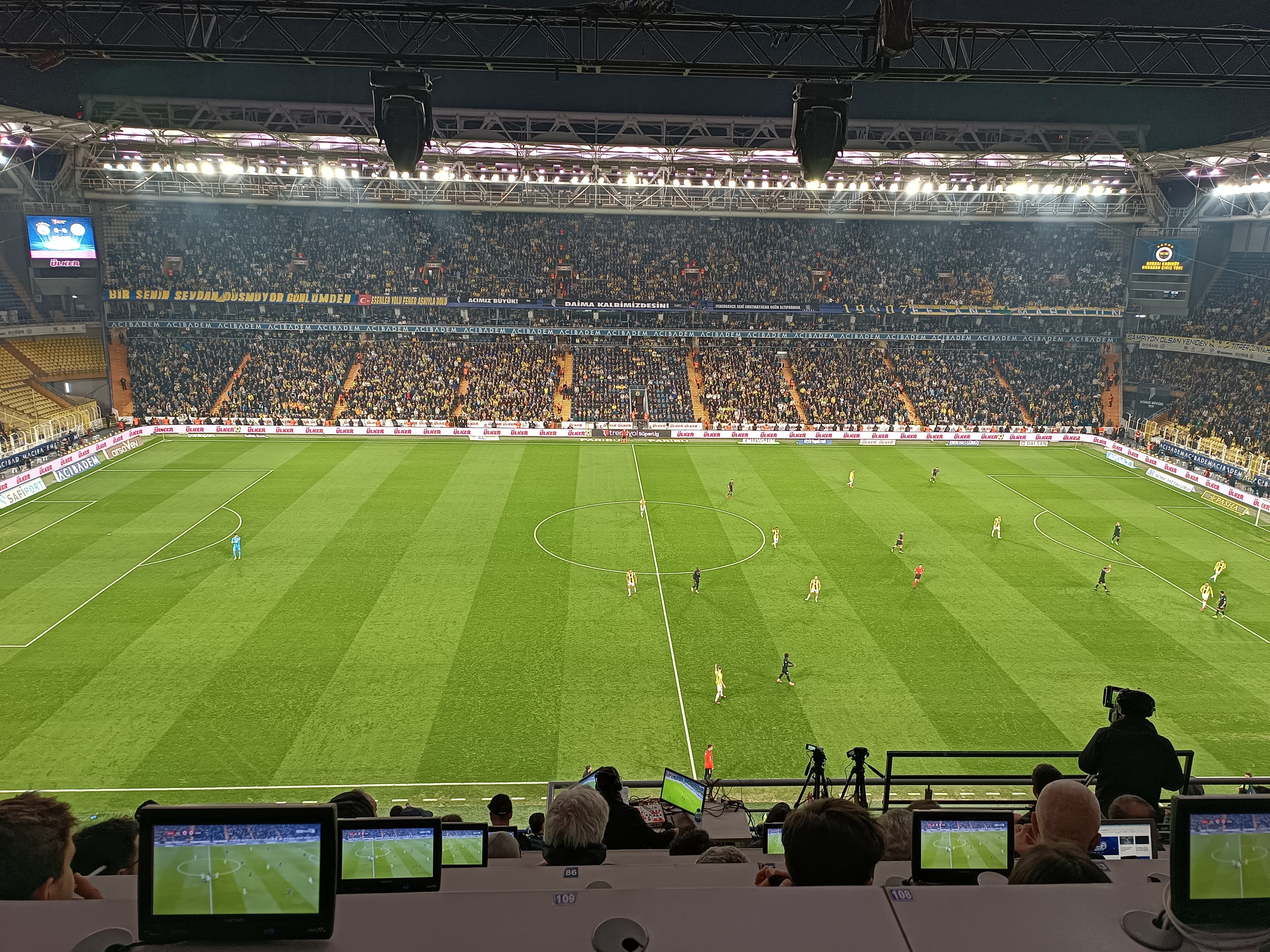 Fenerbahçe taraftarından ihraç edilen teğmenlere 'Mustafa Kemal'in askerleriyiz' desteği