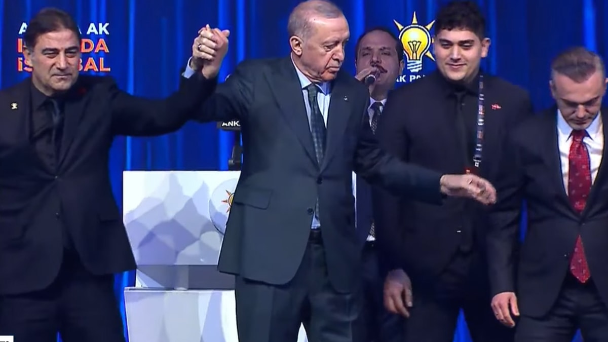 AKP Kongresi'nde gözden kaçan detay: Erdoğan yanına yaklaştırmadı, kenara itti