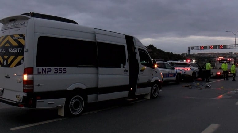 İstanbul'da servis minibüsü ile motosiklet çarpıştı: 1 ölü