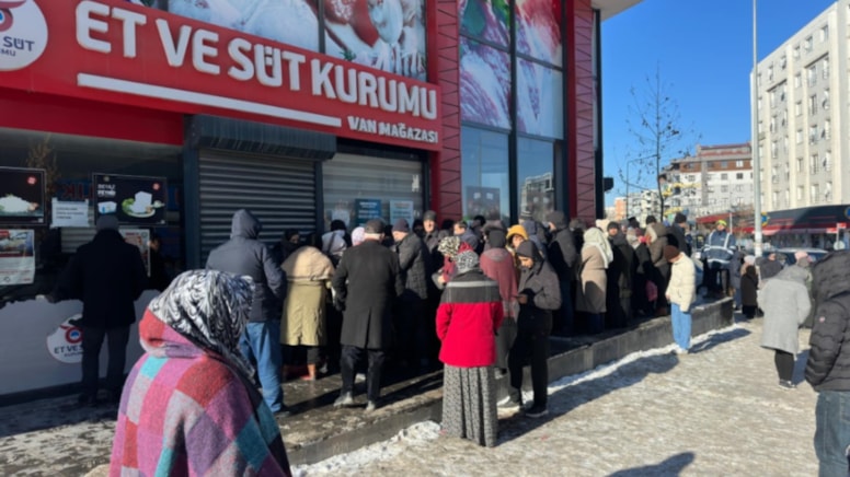 Eksi 10 derecede et kuyruğunda saatlerce beklediler!
