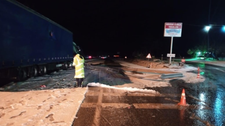 Bolu'da refüje çarpan tırın sürücüsü yaralandı