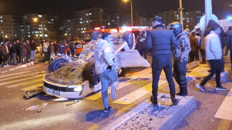 Diyarbakır'da feci kaza: 1'i ağır 4 yaralı